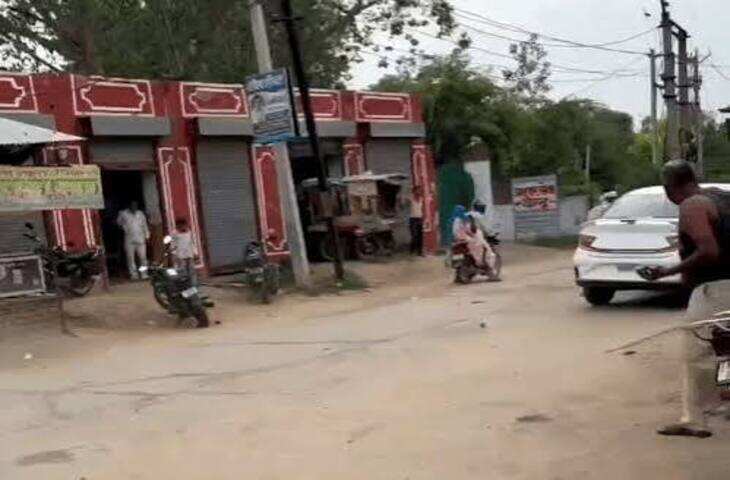 अलवर में पुलिस और बदमाश के बीच फिल्मी अंदाज में पीछा, बाइक सवार ग्रामीण 100 मीटर तक कार से घिसटा, फुटेज में देंखे आरोपी दबोचा गया