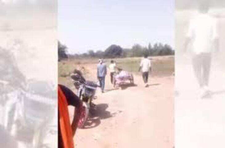 मऊगंज में मानवता को झकझोर देने वाला वीडियो, शव वाहन न मिलने पर ठेले पर ले जाया गया महिला का शव