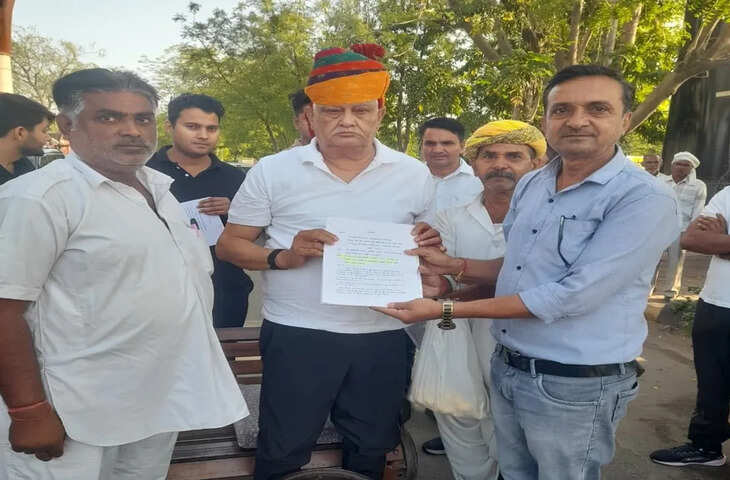 बाकरारोड रेलवे स्टेशन पर ट्रेनों के ठहराव की मांग, ग्रामीणों ने मंत्री किरोड़ीलाल मीणा को सौंपा ज्ञापन