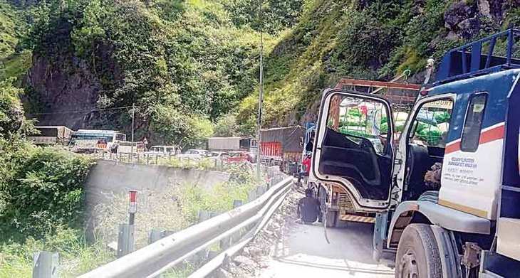 Shimla एनएच-5 बहाल होने के बाद दोनों तरफ लगी वाहनों की कतार