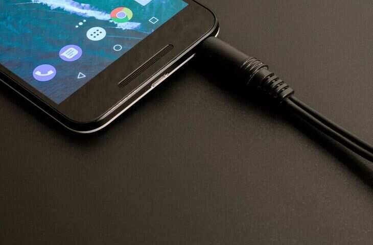 Mobile Charger Vastu Tips: बेडरूम में ज्यादा तार रखना क्यों माना जाता है अशुभ? जानें वास्तु के अनुसार इसके नुकसान