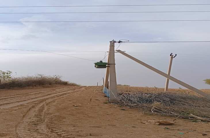 कैमरे में कैद हुआ भयानक नजारा!&nbsp;खंभे से बाइक टकराते ही हो गए दो टुकड़े, वीडियो देख लोग बोले - 'घोस्ट राइडर या बाहुबली'