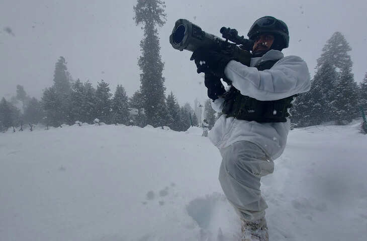 कड़ाके की ठंड में भी नहीं डगमगाया फर्ज़, बर्फबारी के बीच सोते भारतीय जवान का VIDEO देख सम्मान से झुक जाएगा सिर&nbsp;