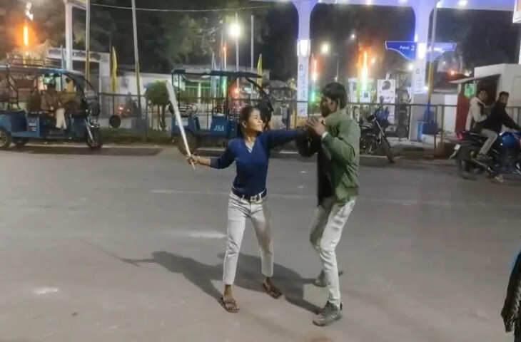 छेड़खानी से भड़की युवती, रोड से पाइप उठाया और युवक की कर दी पिटाई, देखें वायरल Video