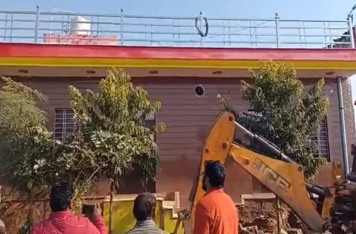 RAC के जवान के मकान पर चला बुलडोजर, नाबालिग से छेड़छाड़ के बाद है फरार