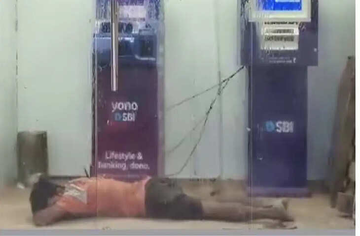 ATM में पैसे नहीं, गर्मी से राहत लेने पहुंचा शख्स! अजीब हरकत का VIDEO सोशल मीडिया पर मचा रहा हलचल