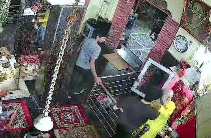 जयपुर में मंदिर में घुसकर पुजारी से मारपीट, तेज आवाज में भजन बजाने पर हुआ विवाद; CCTV में कैद हुई पूरी घटना