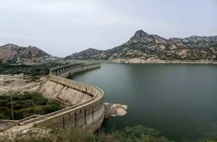 राजस्थान के सबसे बड़े बांधों में से एक जवाई बांध करीब 4900000 लाख लोगों की लाइफ लाइन हैं, राजस्थान में सबसे मशहूर लूनी नदी की सहायक नदी जवाई पर बना जवाई बांध अपने आस-पास के शहरों के लिए वन रक्षक के रूप में काम करता है। इसके साथ ही ये बांध अपनी अद्भुत प्राकृतिक सुंदरता और वन्य जन जीवन के लिए विश्व भर में भी काफी प्रसिद्ध है। पर्यटक यहां दुनिया के अलग-अलग हिस्सों से आये प्रवासी पक्षियों को निहारने का आनंद भी उठा सकते हैं। तो आईये आज हम आपको लेकर चलें देश के सबसे सुंदर बांधों में से एक जवाई बांध के वर्चुअल टूर पर     यह बांध भारत के राजस्थान राज्य के पाली जिले के सुमेरपुर शहर के पास स्थित इस बांध का निर्माण जोधपुर के महाराजा उम्मेद सिंह ने करवाया था । जवाई बांध राजस्थान के पाली, राजसमंद और उदयपुर जिलों में अरावली पहाड़ियों के सबसे ऊबड़-खाबड़ और जंगली हिस्से में स्थित है। जवाई नदी पर बांध बनाने का विचार 1903 में आया था क्योंकि मानसून के दौरान इसकी बाढ़ के पानी ने पाली और जालोर जिले में भारी नुकसान पहुंचाया था । इसे अंततः 1946 में आकार दिया गया। इस परियोजना का उद्देश्य नदी पर बांध बनाकर जलाशय बनाना था, जिसका उपयोग जल सिंचाई और जल विद्युत उत्पादन के लिए किया जा सके। इस बांध का निर्माण कार्य 12 मई 1946 को शुरू हुआ था, जो साल 1957 में बनकर तैयार हुआ। इस बाँध के निर्माण की शुरुवात अंग्रेज़ इंजीनियर एडगर और फ़र्गुसन के निर्देशन में हुई थी, हालाँकि आजदी के इस बांध का निर्माण मोतीसिंह की देखरेख में पूर्ण हुआ।  यह पश्चिमी राजस्थान का सबसे बड़ा मानव निर्मित बांध है, जो करीब 13 स्कवायर किलोमीटर के क्षेत्र को कवर करता है। 7887.5 मिलियन क्यूबिक फीट की क्षमता के साथ ये बांध 102,315 एकड़ भूमि पर सिंचाई की जरूरतों को पूरा करता है। करीब 61.25 फीट की ऊंचाई के साथ जंवाई बांध लगभग 720 वर्ग किलोमीटर का जलग्रहण क्षेत्र बनाता है। लगभग 500 वर्ग किमी के क्षेत्र में फैले इस बांध की जल आपूर्ति को पूरा करने के लिए इस पर सेई और कालीबोर फीडर बांध भी बनाये गए हैं।   आप अक्टूबर से मार्च के बीच कभी भी बांध घूमने जा सकते हैं। इस दौरान यहां का मौसम सुखद होने के साथ आरामदेह भी रहता है। लेकिन अगर आप अपनी यात्रा का पूरा मजा लेना चाहते हैं तो आपको ठंड यानि सर्दियों के मौसम में पाली की यात्रा करना चाहिए। क्योंकि इस मौसम में आप बांध के पास कई तरह के प्रवासी पक्षियों को भी देख सकते हैं। इसके अलावा यह मौसम शहर के अन्य पर्यटन स्थलों की यात्रा करने के लिए भी अच्छा समय है।  जवाई बांध पश्चिमी राजस्थान के सबसे बड़े जलाशयों में से एक है और यह प्रवासी एवं गैर-प्रवासी पक्षियों की एक प्रभावशाली श्रृंखला को आकर्षित करने के लिए प्रसिद्ध है, जिसमें खुले आर्द्रभूमि की विशिष्ट और प्रतिष्ठित प्रजाति, सारस क्रेन शामिल हैं। अन्य प्रजातियों में नॉब-बिल्ड डक और इंडियन स्पॉट-बिल्ड डक और सर्दियों के दौरान डेमोइसेल क्रेन, कॉमन ईस्टर्न क्रेन और बार-हेडेड गूज शामिल हैं। यह जीवों की एक बड़ी विविधता का भी घर है, जिनमें से कुछ अत्यधिक लुप्तप्राय प्रजातियाँ हैं। आसपास की पहाड़ियों में देखे जाने वाले और कभी-कभी बांध का पानी पीते हुए, वन्यजीवों में भेड़िया, तेंदुआ, सुस्त भालू, लकड़बग्घा, सियार, जंगली बिल्ली, सांभर हिरण, नीलगाय या नीला बैल, चैसिंह, चिंकारा और खरगोश शामिल हैं, और बांध के किनारे मगरमच्छ धूप सेंकते हैं। यह तेंदुआ देखने तथा विशिष्ट वन्यजीवन और पक्षी देखने के अनुभव के लिए एक असाधारण क्षेत्र है।   आप सड़क, हवाई और रेल मार्ग से जवाई बांध आसानी से पहुंच सकते हैं , ट्रैन से यहां पहुंचने के लिए सबसे करीबी रेलवे स्टेशन पाली मारवाड़ रेलवे स्टेशन हैं जो यहां से करीब 120 किलोमीटर की सूरी पर स्थित है। हवाई मार्ग से यहां पहुंचने के लिए सबसे निकटतम हवाई अड्डा जोधपुर में लगभग 72 किलोमीटर की दूरी पर स्थित है। बस या सड़क मार्ग से यहां पहुंचने के लिए सबसे करीबी बस अड्डा पाली बस स्टेशन है, जो यहां से लगभग 115 किलोमीटर की दुरी पर स्थित है।