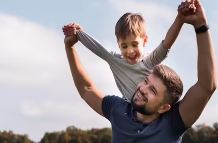 पिता की मेहनत, बच्चों के लिए सबसे बड़ा सबक, वीडियो में देखें हर बाप एक हीरो होता है