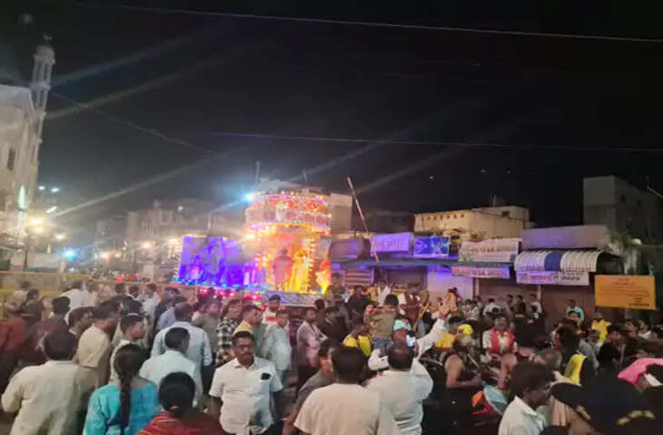 खंडवा में पूरी रात गूंजे गणपति के जयकारे, अखाड़े में उतरे एडिशनल एसपी; लट्ठबाजी ने जीता लोगों का दिल