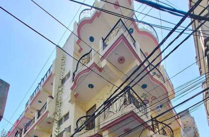 लखनऊ में तीसरी मंजिल से कूदा युवक, लोगों से बोला- मुझे मत पकड़ो; अस्पताल पहुंचने से पहले मौत