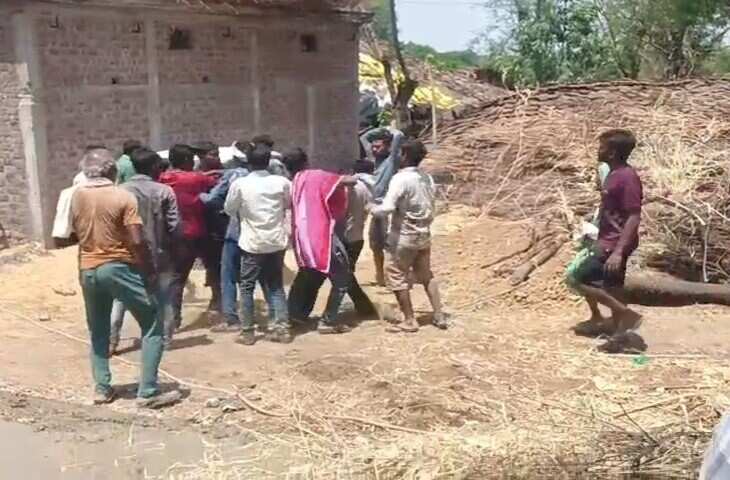 नरसिंहपुर में पगड़ी बंधन समारोह में बवाल: मामूली विवाद से भड़की हिंसा, कई लोग घायल, वीडियो वायरल