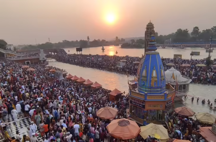 हरकी पैड़ी पर शराब के नशे में युवकों का हंगामा, वीडियो में देंखे महिलाओं से बदसलूकी; पुलिस ने चारों को हिरासत में लिया