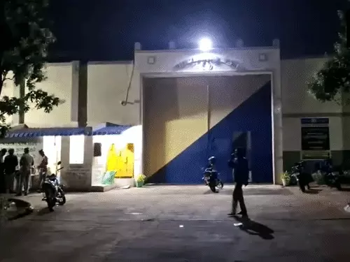 BREAKING:Tamil Nadu Jailbreak: सुरक्षाकर्मियों पर हमला कर फरार हुए 17 कैदी, 16 की तलाश में जुटीं पुलिस की विशेष टीमें