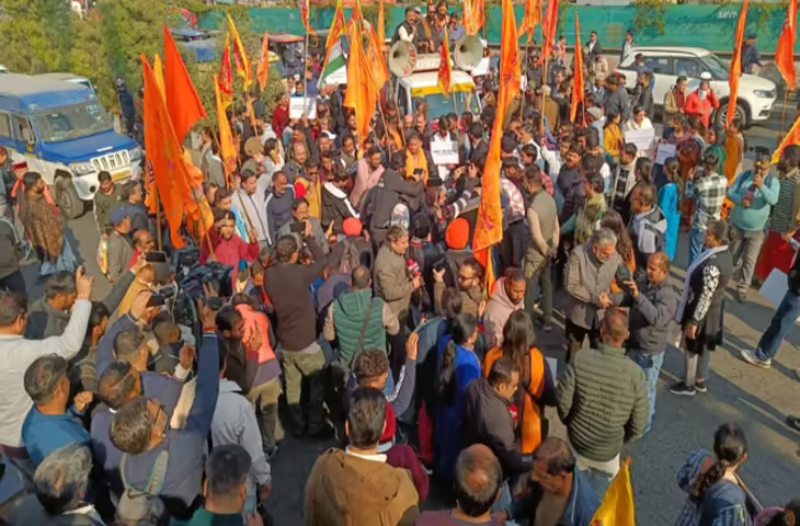 सीट आवंटन पर उबाल... हिंदू संगठनों ने तवी पर ठोकी ताल, सड़क पर प्रदर्शन, धरने से घंटों रुका ट्रैफिक