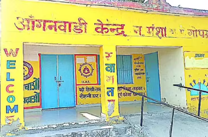 बिहार न्यूज डेस्क !!! बिहार में अभी और शिक्षकों की बहाली होगी। प्रदेश में कक्षा 6 से 12वीं तक कुल 69,000 से ज्यादा शिक्षकों की बहाली होगी। बिहार मंत्रिमंडल की मंगलवार को हुई बैठक में इसकी मंजूरी दे दी गई है। मुख्यमंत्री नीतीश कुमार की अध्यक्षता में हुई बैठक में कुल 45 प्रस्तावों को मंजूरी दी गई है।&nbsp; बैठक के बाद मंत्रिमंडल सचिवालय विभाग के अपर मुख्य सचिव ने बताया कि बैठक में कुल 45 प्रस्तावों की मंजूरी दी गई।&nbsp; बैठक में शिक्षा विभाग के अन्तर्गत बिहार राज्य विद्यालय अध्यापक (नियुक्ति, स्थानान्तरण, अनुशासनिक कार्रवाई एवं सेवाशर्त) नियमावली 2023 के आलोक में पंचायती राज एवं नगर निकाय संस्था अंतर्गत पूर्व से उच्च माध्यमिक शिक्षक के 18830 सृजित एवं रिक्त पद माध्यमिक शिक्षक के 18880 सृजित एवं रिक्त पद एवं वर्ग 6 से 8 तक के 31992 सृजित एवं रिक्त पद को प्रत्यार्पित करते हुए वर्ग 11 से 12 तक के अध्यापन के लिए शिक्षा विभाग के नियंत्रणाधीन विद्यालय अध्यापक के 18830 पद, वर्ग 9 से 10 तक के अध्यापन के लिए विद्यालय अध्यापक के 18880 पद एवं वर्ग 6 से 8 तक के शिक्षकों के 31982 पद के सृजन की स्वीकृति प्रदान की गई।  इसके अलावा, समाज कल्याण विभाग के अन्तर्गत राज्य स्कीम अंतर्गत राज्य के सभी 115009 आगनवाड़ी केन्द्रों पर धुआं रहित ईंधन हेतु एलपीजी की सुविधा 2 गैस सिलेन्डर एवं चूल्हा सहित उपलब्ध कराने के प्रस्ताव को मंजूरी दी गई।&nbsp; बैठक में शिक्षा सेवकों के मानदेय में भी वृद्धि हुई है। पहले जहां शिक्षा सेवकों को प्रतिमाह 11,000 रुपये मिलते थे, अब उन्हें 22,000 रुपये मिलेंगे। इसके अलावा सैप का भी मानदेय बढ़ा दिया गया है।    कैबिनेट के फैसले के अनुसार सैप के कमीशन ऑफिसर को 20700 से 23800, सैप जवान को 17250 से 19800 और रसोइया का 13110 से बढ़ाकर 15100 मानदेय तय किया गया है।&nbsp; दूसरी ओर कैबिनेट ने जहानाबाद, सीतामढ़ी, बोधगया, पूर्णिया, बेतिया और शिवहर में जल निकासी योजना को मंजूरी दे दी है।  --आईएएनएस  एमएनपी