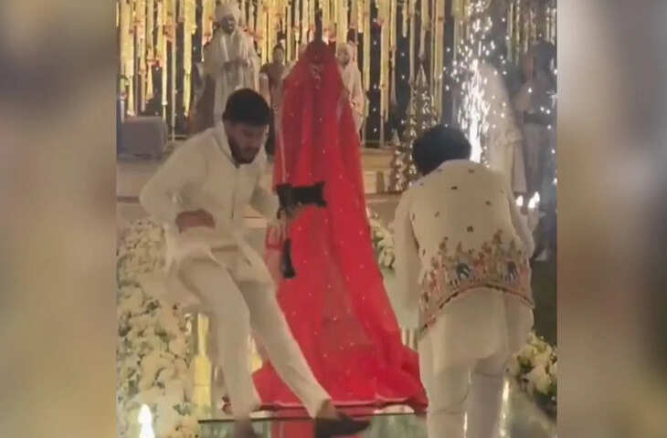 शादी के स्टेज पर हो रही थी दुल्हन की एंट्री, पीछे फोटोग्राफर ने बना दिया माहौल; देखें वीडियो