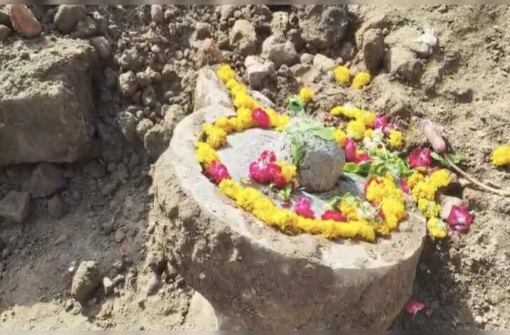 महाकालेश्वर मंदिर के पास खुदाई में मिले शिवलिंग और शिव परिवार जैसे पत्थर, पूजा के बाद सुरक्षित रखे गए