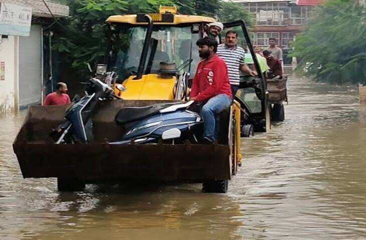 यूपी में बारिश का कहर, 70 साल पुरानी कोठी 3 सेकंड में ढही; 8 नदियां उफान पर, 600 परिवारों ने छोड़े घर