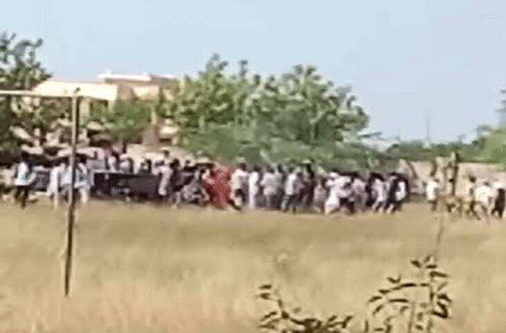 दूदू में सरकारी स्कूल का ताला तोड़कर घुसे लोग, वीडियो में जाने परिसर में युवक का किया अंतिम संस्कार; पुलिस पहुंची तो आधा शव जल चुका था