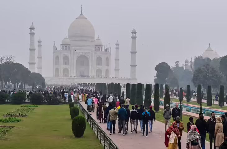 US-ईरान वॉर का असर: भारत से दूर हो रहे विदेशी पर्यटक, टूरिज्म और एविएशन सेक्टर को ₹18000 करोड़ का झटका​​​​​​​