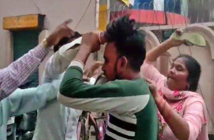 स्कूल जा रहा था छात्र, रास्ते में दबंग ने रोककर बरसाए थप्पड़! VIDEO वायरल
