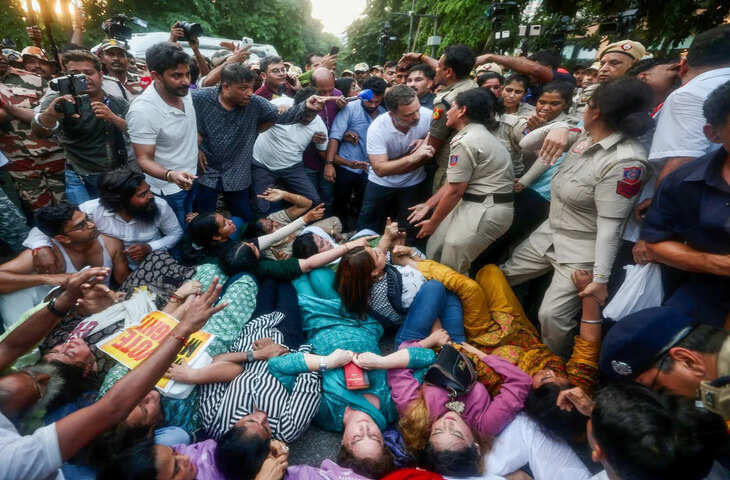 कांग्रेस के प्रदर्शन के बाद दिल्ली पुलिस का बड़ा ऐक्शन, राहुल-प्रियंका गांधी समेत कई नेताओं के खिलाफ FIR