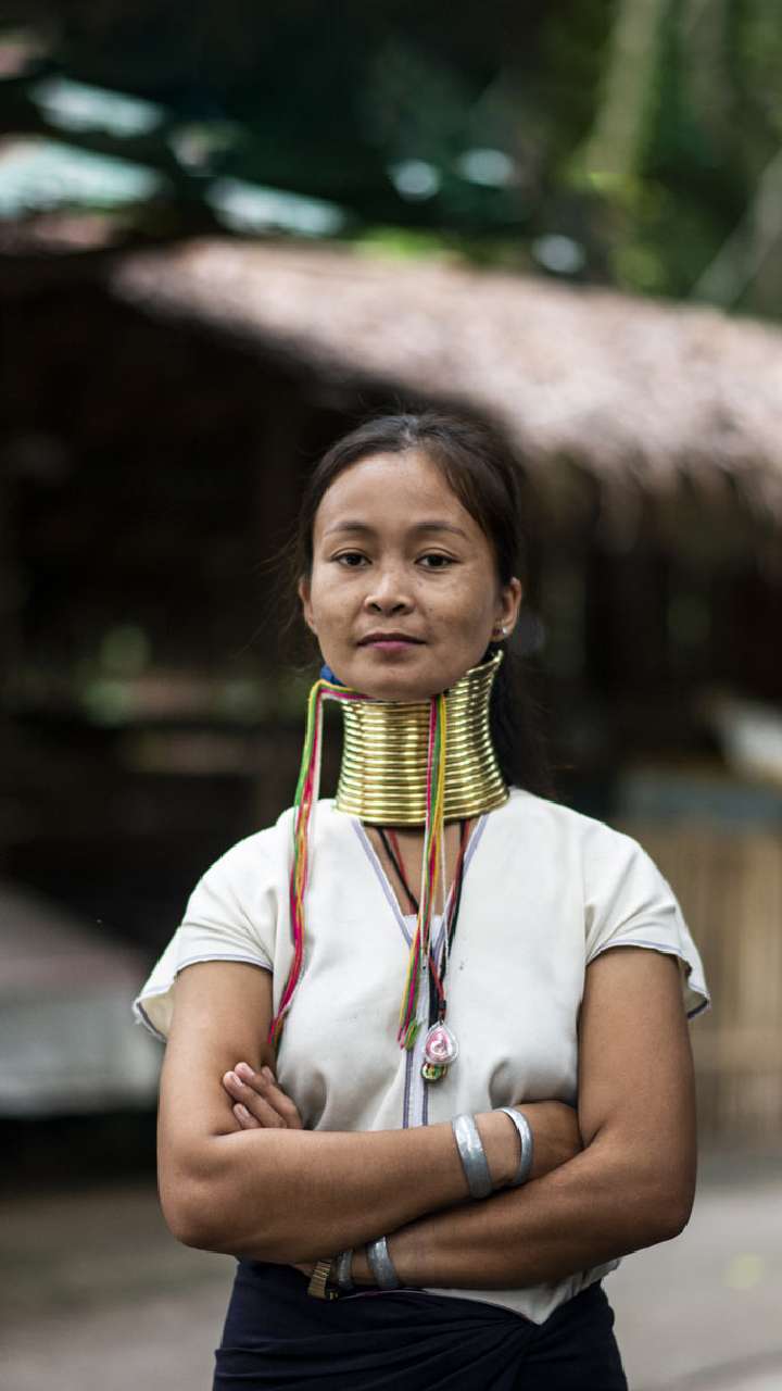Pictured: The 'giraffe women' of eastern Burma who wear brass rings around  their necks as a sign of beauty | Daily Mail Online