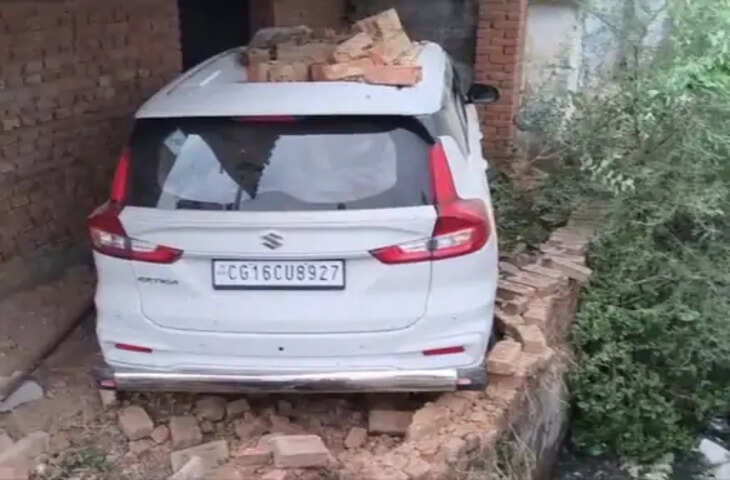 अनूपपुर में बड़ा हादसा टला: तेज रफ्तार कार घर में घुसी, 8 साल के बच्चे समेत तीन लोग बाल-बाल बचे