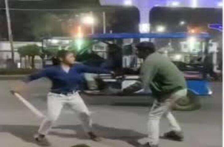 UP में रोमियो की शामत, छेड़छाड़ करते पकड़ा गया तो लड़की ने बीच सड़क कर दी कुटाई, देखे वायरल वीडियो ​​​​​​​