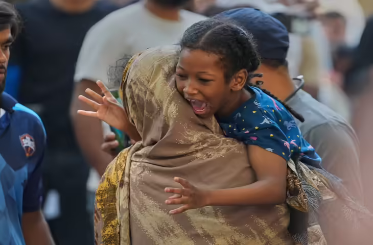 होटल में लगी भीषण आग, जान बचाने के लिए खिड़कियों से कूदे लोग; बच्चे को सीने से लगाकर कूदी मां
