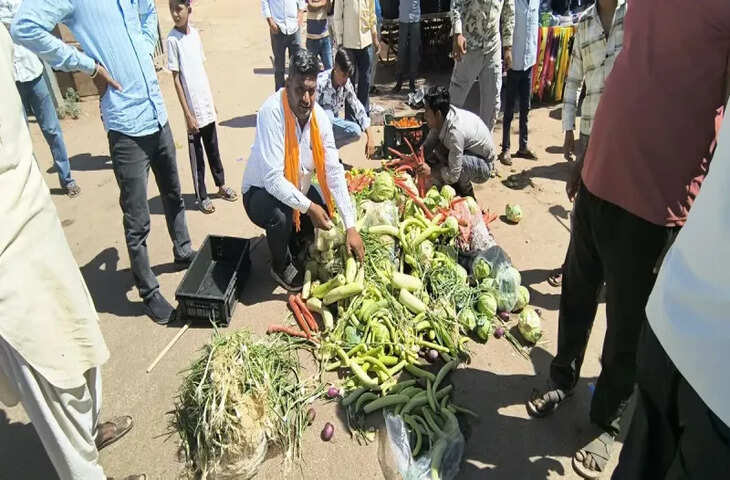 पोकरण में ठेला चालक ने आवेश में उड़ेल दी सब्जियां, चालान कराने पर भड़के