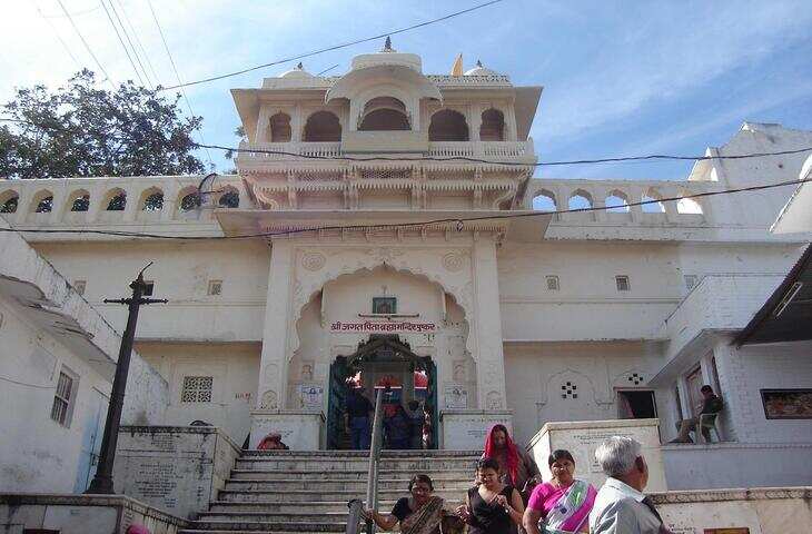 पुष्कर का इतिहास और मान्यता: विश्व में ब्रह्मा जी का प्रसिद्ध मंदिर, जहां आज भी गूंजता है सृष्टि रचयिता का नाम