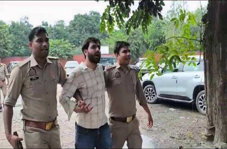 मेरठ कॉलेज में छात्रों के बीच जमकर मारपीट, पुलिस के सामने चले लात-घूसे; फ्रेशर की पिटाई के बाद बवाल