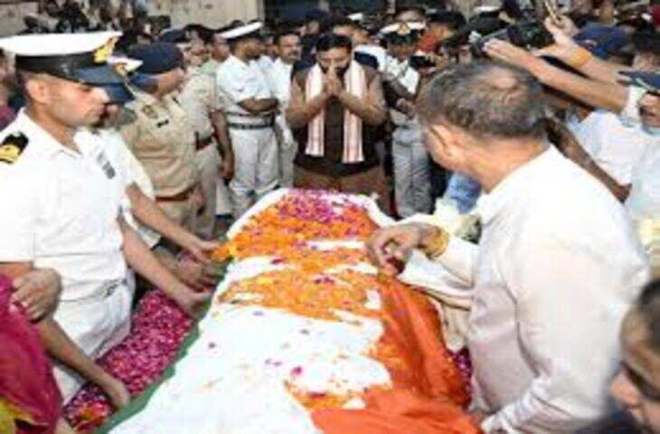 करनाल ने अपने बेटे लेफ्टिनेंट विनय नरवाल को अश्रुपूर्ण विदाई दी