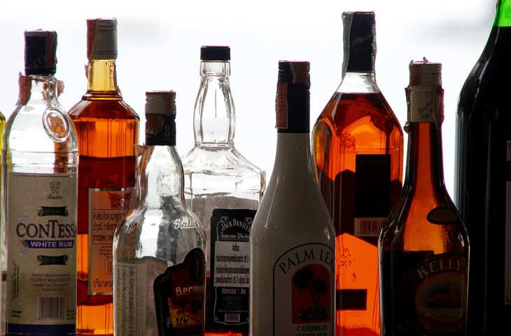 Delhi: सार्वजानिक स्थानों पर शराब पीने से 201 लोगों पर कार्यवाई, खुले में लगा रहे थे पैग