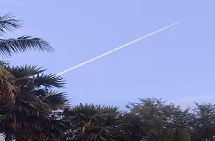 आसमान में दिखने वाली सफेद लाइन आखिर कैसे है बनती? रॉकेट से नहीं कोई लेना-देना, बचपन से हो रही लोगों से मिस्टेक!