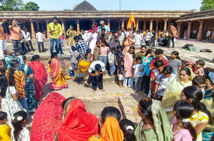 तिवारी का सुझाव: इमारत परिसर में वैज्ञानिक खुदाई से मूर्तियों को बाहर निकालकर विधिपूर्वक स्थापना करें