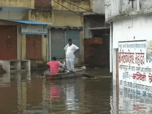 वाराणसी में भारी बारिश का अलर्ट, आसमान में छाए बादल; 24 घंटे में 61 मिमी बारिश, तेजी से बढ़ रहा गंगा का जलस्तर