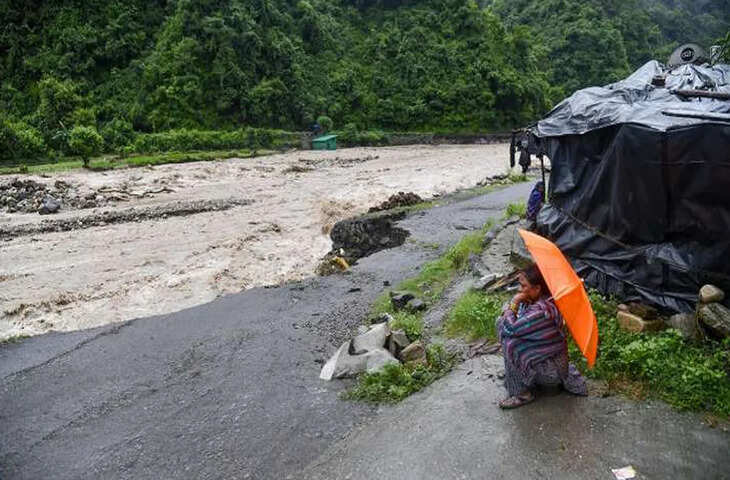 BREAKING : देश के 14 राज्यों में बारिश का अलर्ट, यूपी-बिहार में बिगड़े हालात; उत्तराखंड में लैंडस्लाइड और बर्फबारी