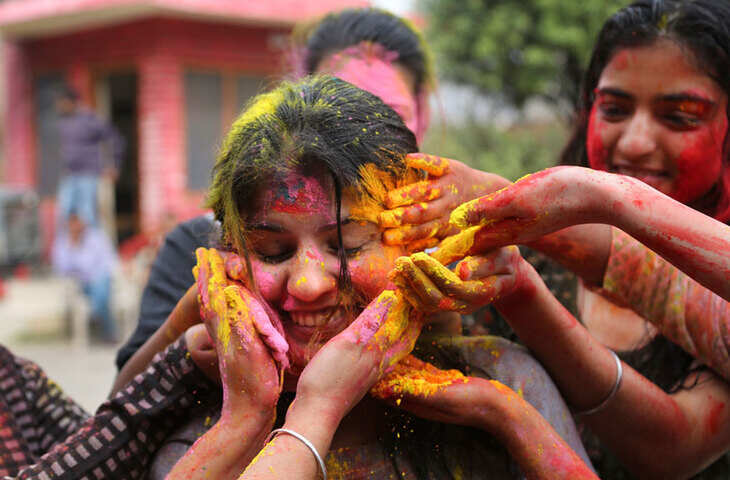 होली पर किसी को&nbsp;जबरदस्ती रंग लगाने का है प्लान तो पहले पढ़ ले ये खबर, वरना पहुँच जाएंगे जेल&nbsp;