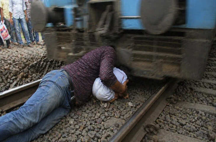 दिल दहला देने वाला VIDEO: चलती ट्रेन के नीचे फंसे बाप-बेटे, पिता की सूझबूझ ने बचाई मासूम की जान