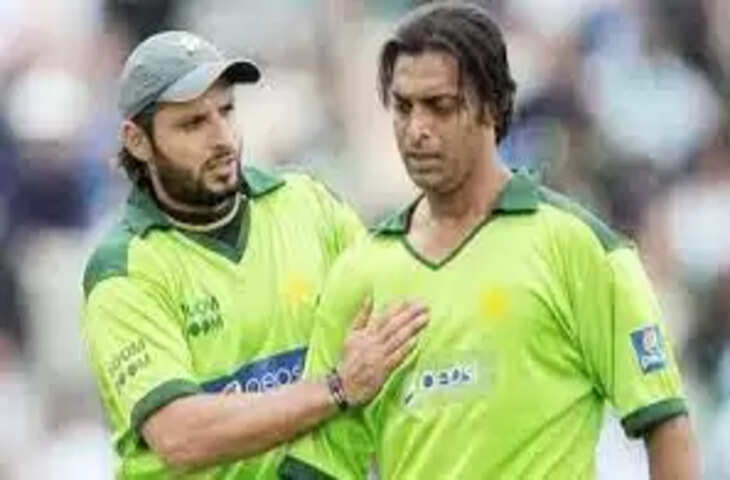 शाहिद अफरीदी ने कर दी Shoaib Akhtar की बेइज्जती, कहा- एक ही कपड़े पहनकर बनाता है वीडियो!