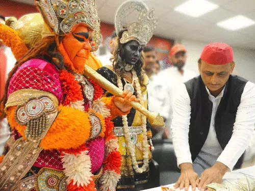अखिलेश यादव ने राम-हनुमान का रूप धारण करने वाले कलाकारों को दिए 51-51 हजार रुपये, बोले- अब दान सीधे भगवान को मिलेगा