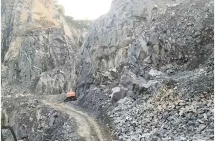 नीमकाथाना उपखंड क्षेत्र में गुरुवार शाम एक पत्थर खदान में अचानक भूस्खलन होने से बड़ा हादसा हो गया। इस घटना में खदान में काम कर रहे चार श्रमिक मलबे की चपेट में आ गए, जिससे मौके पर अफरा-तफरी का माहौल बन गया।  सूत्रों के अनुसार, हादसा उस समय हुआ जब खदान में सामान्य खुदाई और पत्थर तोड़ने का कार्य चल रहा था। इसी दौरान अचानक ऊपरी हिस्से का बड़ा भाग ढह गया और मजदूर मलबे में दब गए। घटना के तुरंत बाद अन्य श्रमिकों और मौके पर मौजूद कर्मचारियों ने राहत कार्य शुरू किया और प्रशासन को सूचना दी गई।  तेज रेस्क्यू अभियान के दौरान तीन श्रमिकों को सुरक्षित बाहर निकाल लिया गया है, जिनका प्राथमिक उपचार नजदीकी अस्पताल में किया गया। चिकित्सकों के अनुसार, उनकी हालत फिलहाल स्थिर बताई जा रही है।  वहीं, एक श्रमिक अभी भी मलबे में फंसा हुआ बताया जा रहा है, जिसे निकालने के लिए राहत और बचाव कार्य लगातार जारी है। प्रशासन ने मौके पर रेस्क्यू टीम, जेसीबी मशीनें और पुलिस बल तैनात कर दिया है।  स्थानीय अधिकारियों के अनुसार, खदान क्षेत्र में भूस्खलन के कारणों की जांच की जा रही है। प्रारंभिक तौर पर माना जा रहा है कि लगातार खुदाई और ढलान की अस्थिरता के कारण यह हादसा हुआ हो सकता है, हालांकि वास्तविक कारणों की पुष्टि जांच के बाद ही की जाएगी।  इस घटना के बाद आसपास के खदान क्षेत्रों में सुरक्षा व्यवस्था और निरीक्षण को लेकर सवाल उठने लगे हैं। स्थानीय लोगों का कहना है कि कई बार खदानों में सुरक्षा मानकों की अनदेखी की शिकायतें सामने आती रही हैं, लेकिन पर्याप्त कार्रवाई नहीं हो पाती।  प्रशासन ने घटना की गंभीरता को देखते हुए खदान संचालन और सुरक्षा मानकों की समीक्षा के आदेश दिए हैं। साथ ही, भविष्य में ऐसे हादसों को रोकने के लिए अतिरिक्त सतर्कता बरतने की बात कही गई है।  फिलहाल, बचाव दल अंतिम श्रमिक को सुरक्षित निकालने के प्रयासों में जुटा हुआ है और पूरे इलाके में स्थिति पर कड़ी नजर रखी जा रही है।