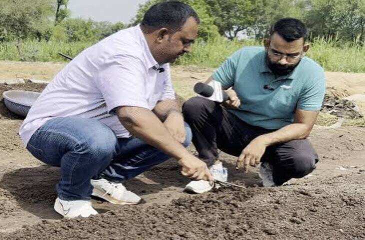 पीएचडी के बाद नौकरी नहीं मिली तो शुरू किया गोबर से खाद बनाने का काम, आज जैविक खेती से बदल दी अपनी पहचान