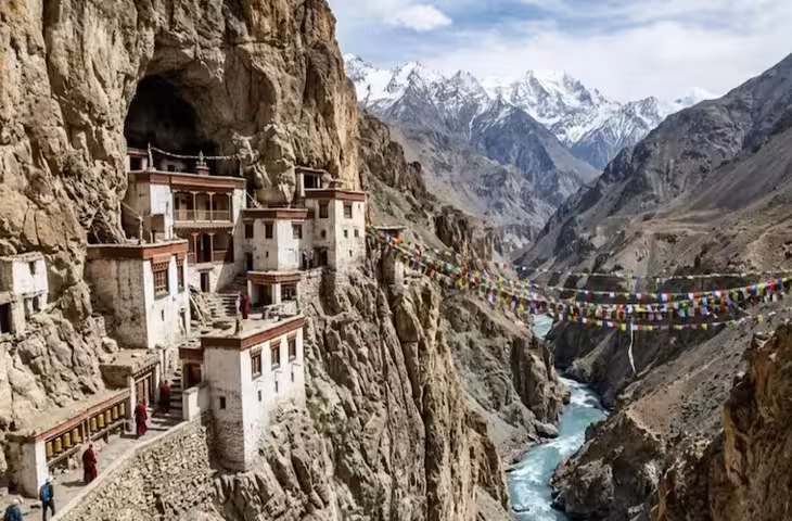 पहाड़ की गुफा में बसा है ये रहस्यमयी मठ, स्वर्ग जैसा नजारा देखने के लिए करनी पड़ती है घंटों ट्रेकिंग, मोह लेगी तस्वीरें