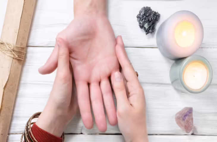 Palmistry Lucky Line: हथेली में ये शुभ रेखाएं और चिन्ह बदल सकते हैं किस्मत, जानिए क्या कहता है हस्तरेखा शास्त्र