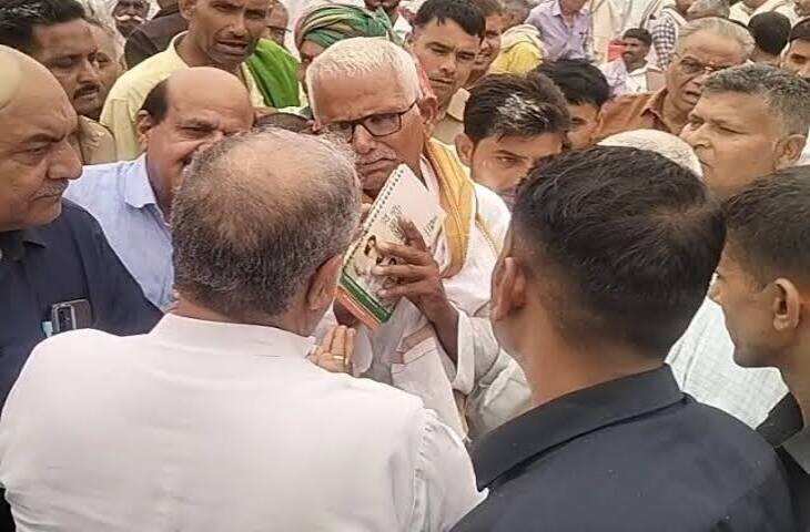 आगरा में किसानों का प्रदर्शन, मंत्री भूपेंद्र चौधरी की गाड़ी रोकी; माफी की मांग पर अड़े किसान