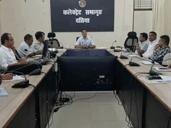 दतिया कलेक्टर ने तहसीलदार से कहा- &lsquo;आप बाहर जाइए&rsquo;, फार्मर ID की पेंडेंसी पर बैठक में हुआ विवाद